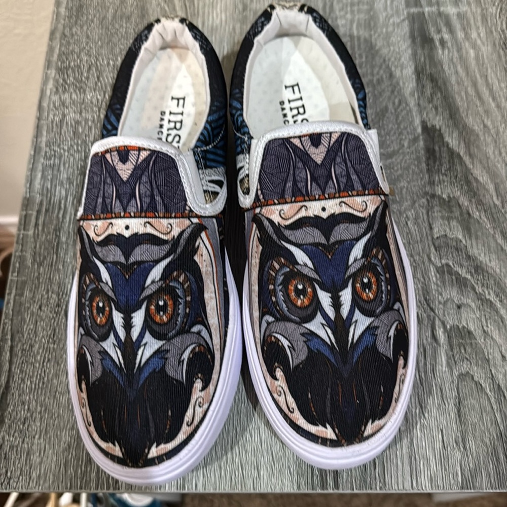 Brand new women’s size 8 owl slip on’s are gorgeous